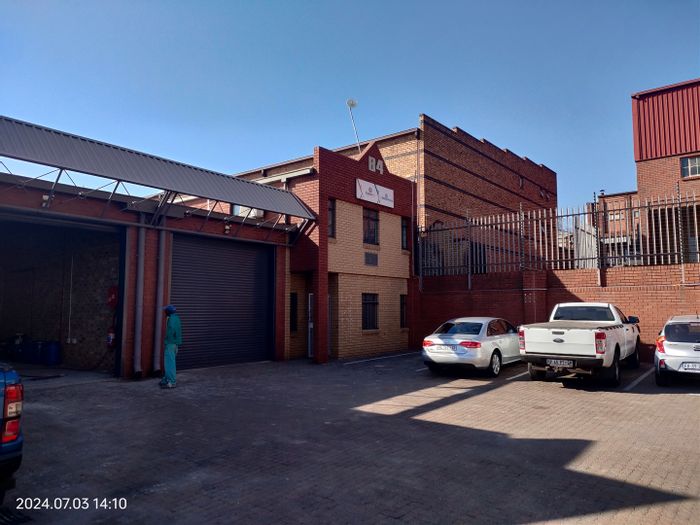 Industrial mini warehouse with offices in secure Strijdompark, For Sale.