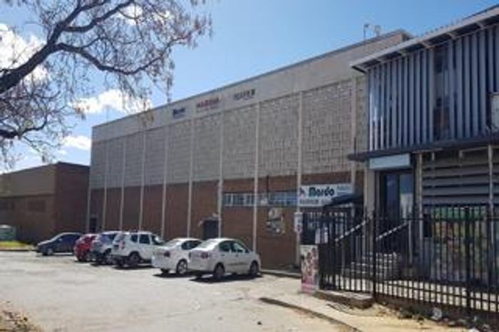 Commercial Property For Sale in Sasolburg Central: 1007m² with parking, near amenities.