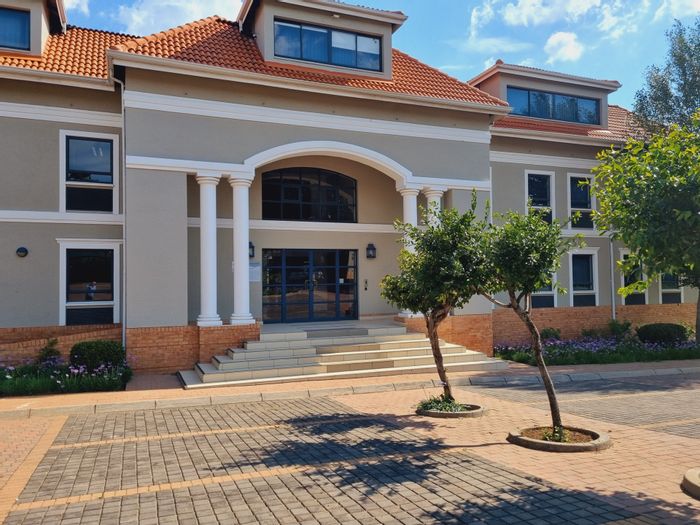 Woodmead Office To Rent: Free-standing, 3 floors, golf course views, coffee shop access.