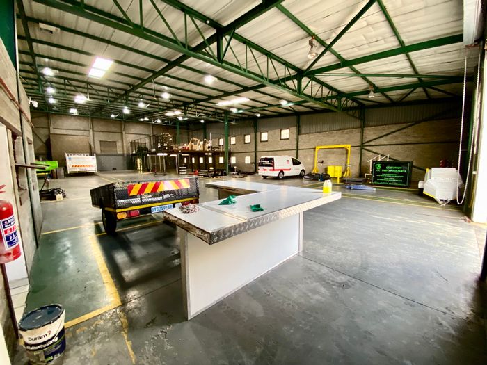 Industrial unit to rent in Halfway House with truck access and storage mezzanine.