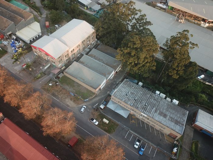 Industrial Warehouse To Rent in Alexander Park: 1500m², office space, roller doors, 4 bathrooms.