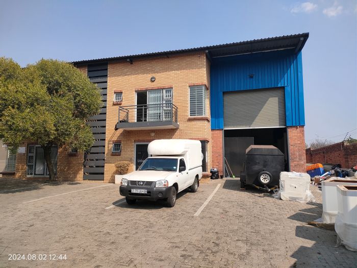 Industrial Mini Warehouse To Rent in North Riding with 6m eaves and 80amps power.