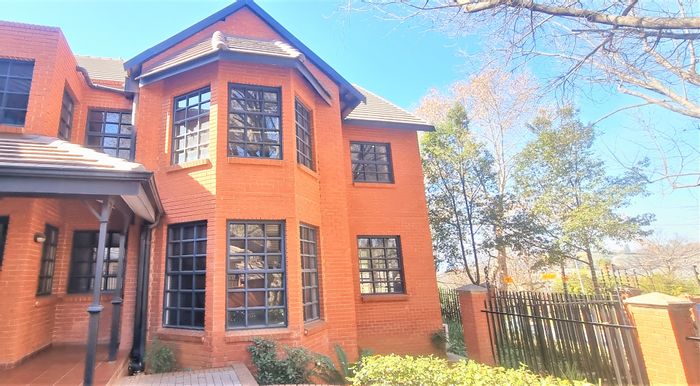 Office For Sale in Lyme Park: 752 m², negotiable furniture, near amenities.