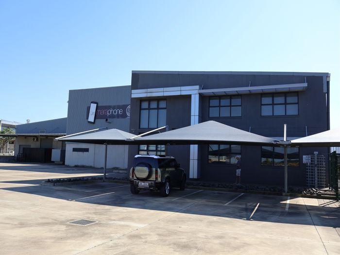 Emlanjeni Industrial Space To Rent: Secure park, 24/7 access, ample facilities.