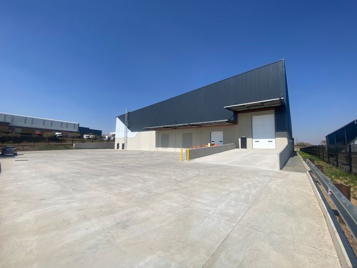 Industrial space to rent in Waterfall with loading bays and secure parking.