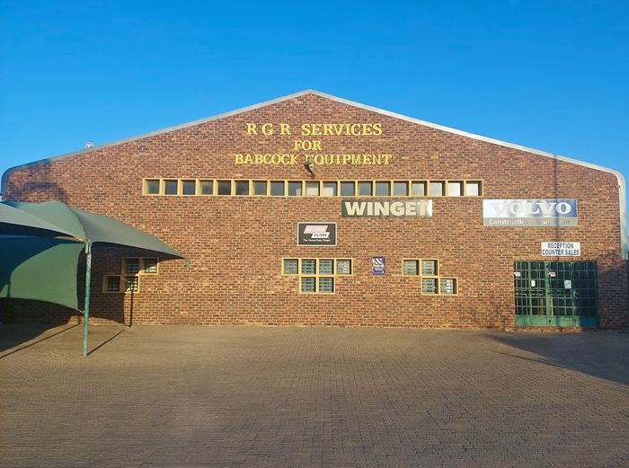 Industrial property for sale in Ladine with multiple warehouses and ample office space.