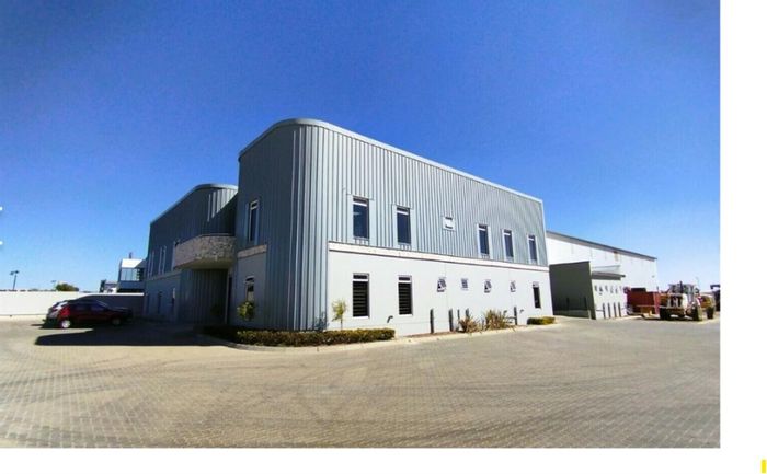 Industrial property in Knoppieslaagte to rent with secure access and ample space.