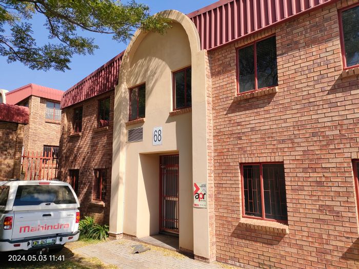 Industrial unit to rent in Kya Sands with secure access, offices, and power.