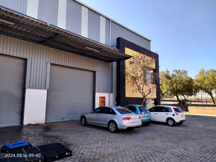 Industrial unit to rent in Lanseria with secure access, offices, and ample power.