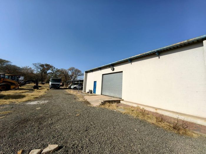 For Sale: Farm in Mooinooi Central with multiple rooms, warehouse, and large land.