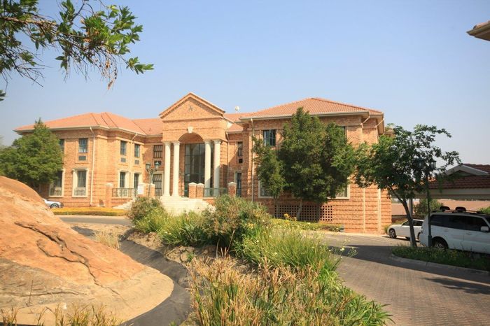Bryanston Office To Rent: Open plan, tenant allowance, near amenities and transport.