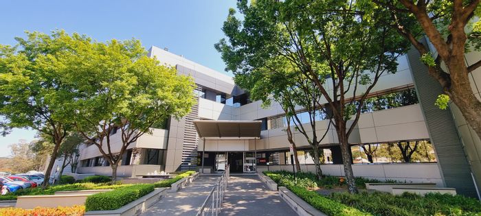 Edenburg Office To Rent: Fitted space, canteen, parking, backup utilities available.