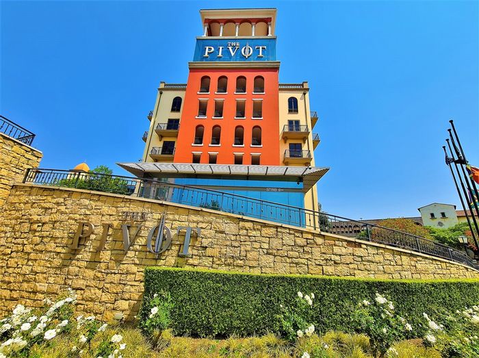 Fourways Office To Rent: 2nd floor privacy, boardroom, kitchen, ample parking.