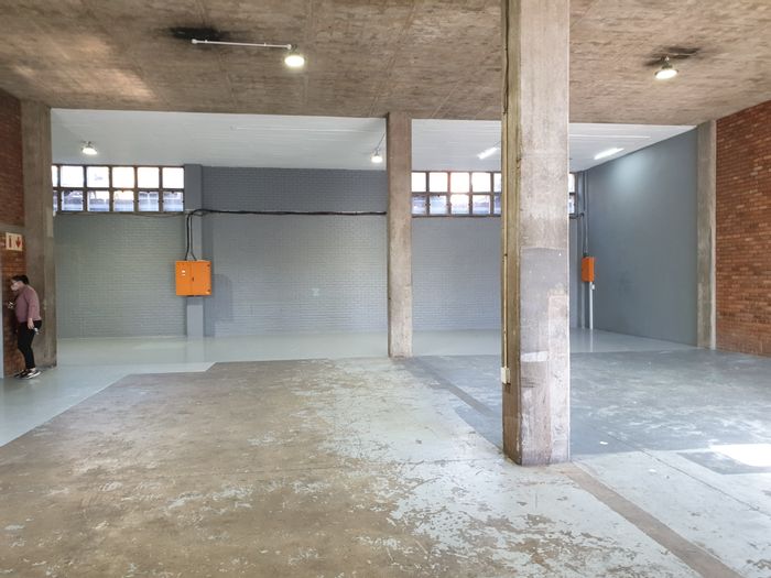 Industrial Space To Rent in Alexander Park: Easy Highway Access, 305 m² Floor Area.