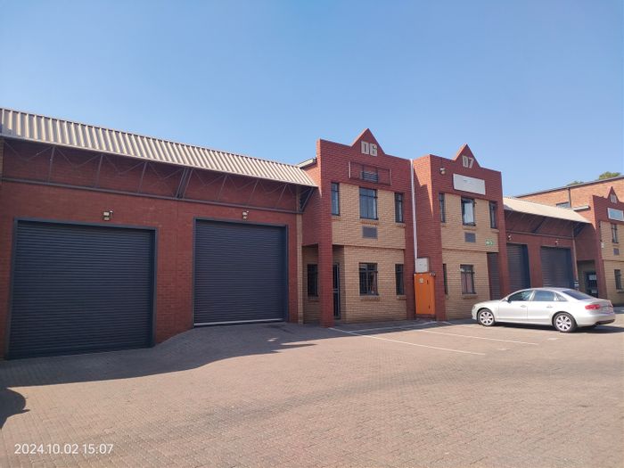 Industrial unit for sale in Strijdompark: warehouse, offices, 3-phase power, parking.