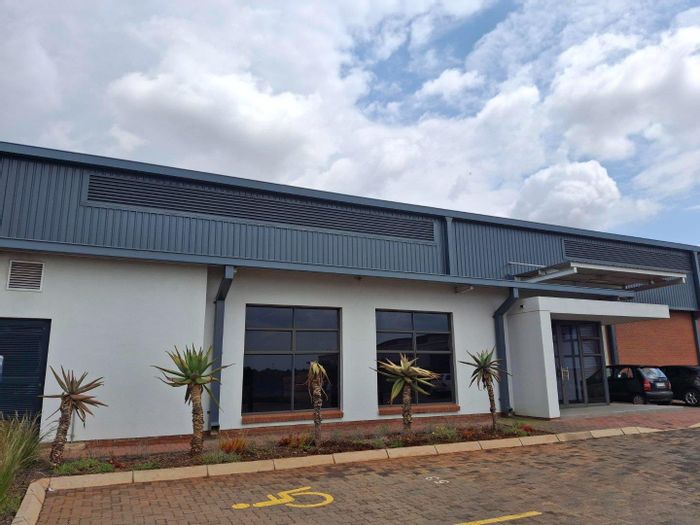 Industrial Unit To Rent in Sterkfontein AH with office, parking, and high ceilings.