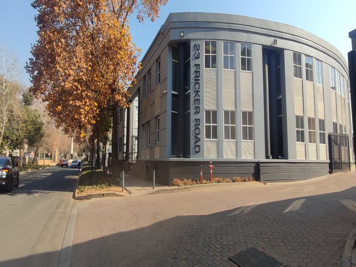 Illovo Office To Rent: Flexible spaces, 24-hour security, prime location, secure parking.