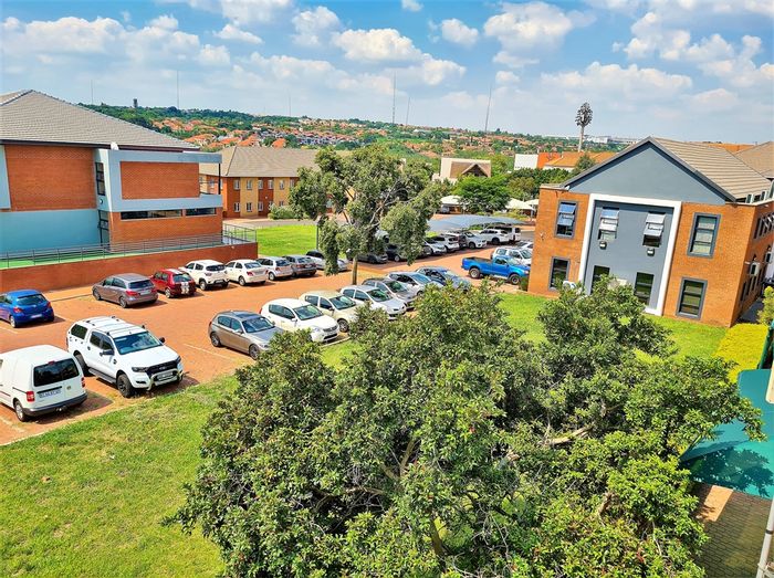Fourways Office To Rent: 2 boardrooms, balconies, kitchen, backup generator, secure parking.