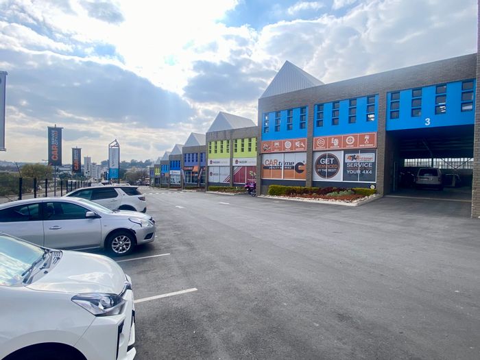 Industrial space to rent in Halfway House, 550m2 with office and warehouse areas.