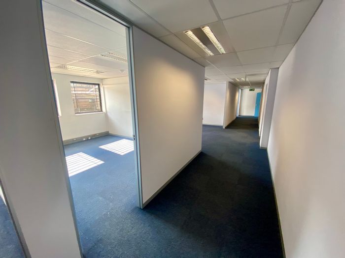 Randjespark Office To Rent: 260m2, fitted space, parking, private kitchen, and benefits.