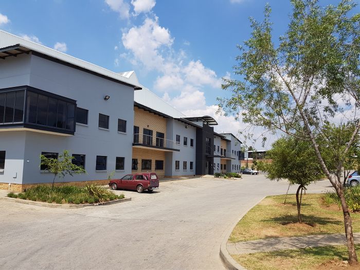 Kya Sands Industrial Property To Rent: Large warehouse, offices, secure access, ample parking.