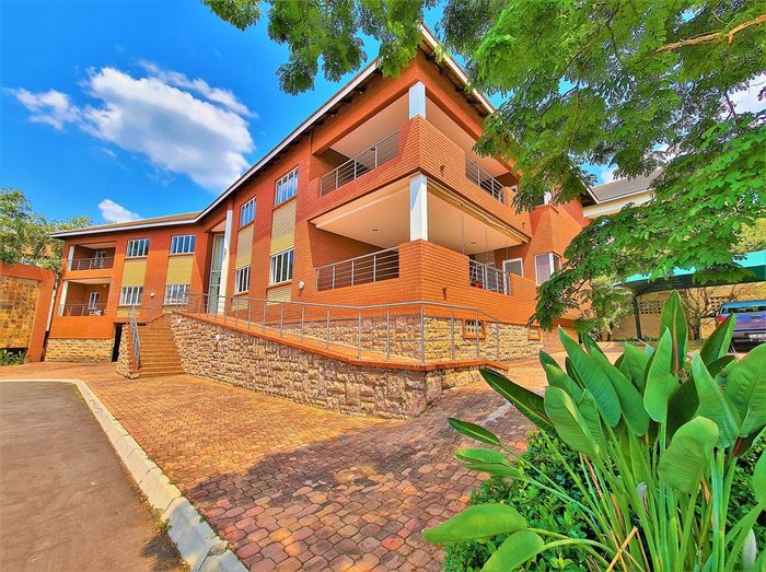 Fourways Office To Rent: Open plan with meeting rooms, balcony, and ample parking.