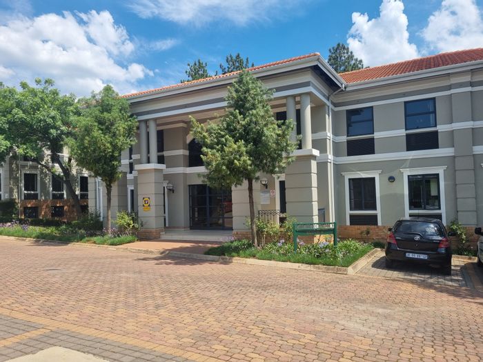 Office To Rent in Woodmead: Golf course views, patio, tenant allowances, on-site coffee shop.