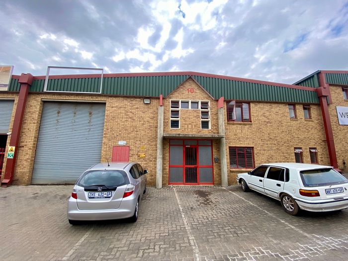 Industrial Unit To Rent in Samrand Business Park: 519 m², high ceilings, secure access.