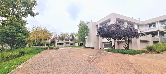 Woodmead Office To Rent: Prime location, backup water, signage rights, tenant incentives.