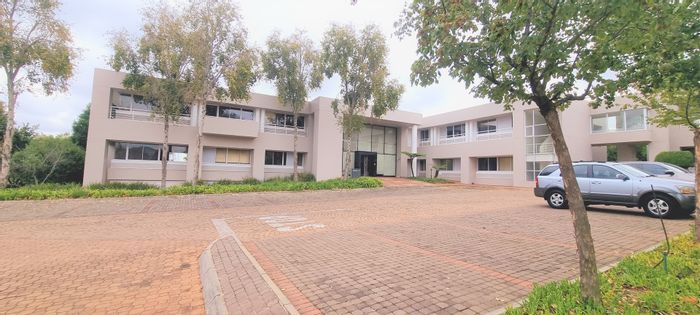 Office To Rent in Woodmead: Prime location, backup water, signage rights available.