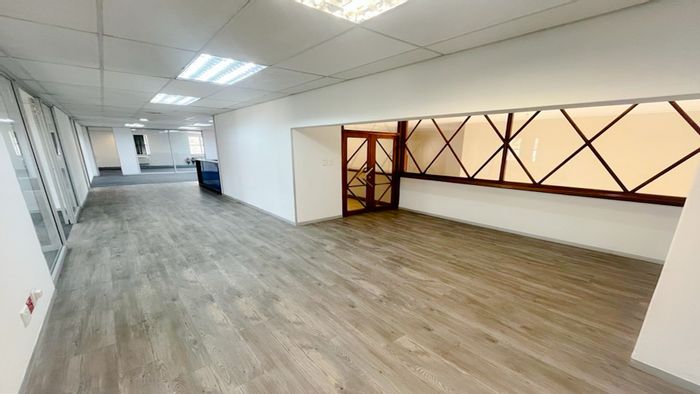 Killarney Office To Rent: 457m2 space with high-speed internet and secure parking.