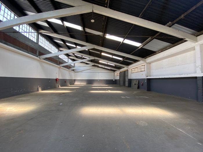 Industrial Warehouse To Rent in Eastleigh: No office space, exclusive yard, excellent access.