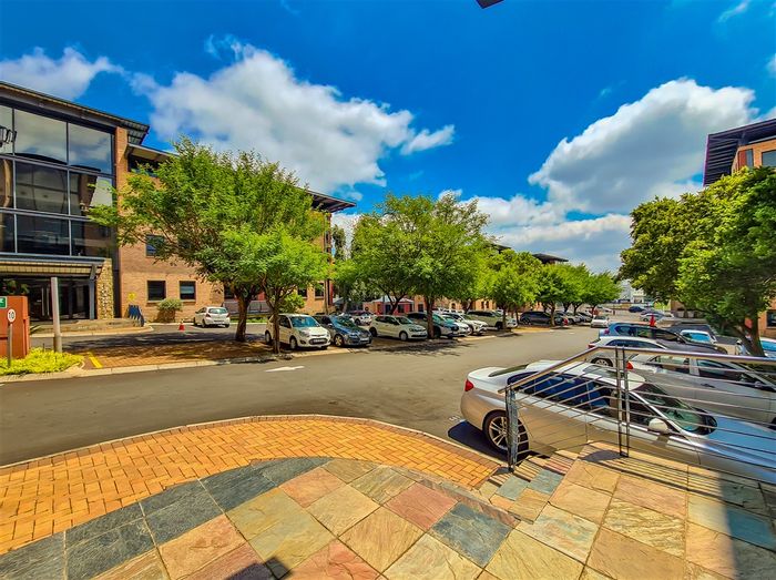 Spacious 567m² office to rent in Constantia Kloof with essential amenities.