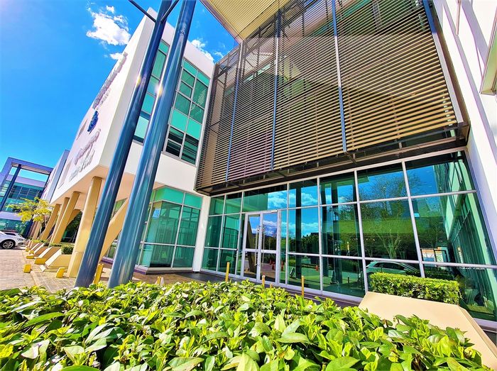 Fourways Office To Rent: Spacious layout, private kitchen, boardroom, and retail access.