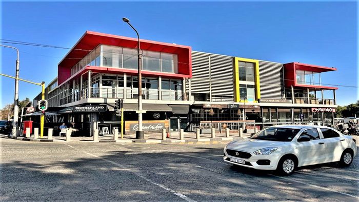 Office To Rent in Parktown North: 154 m², 24-hour security, nearby amenities.