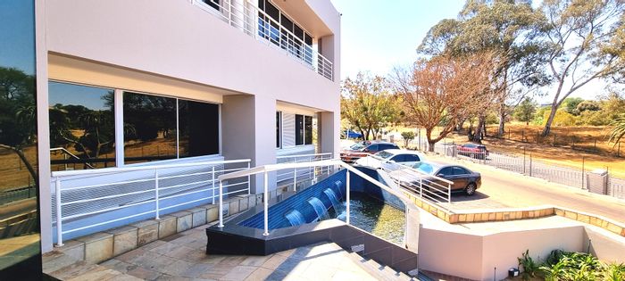 Woodmead Office To Rent: A-grade park, secure parking, 24-hour security, fibre optics.