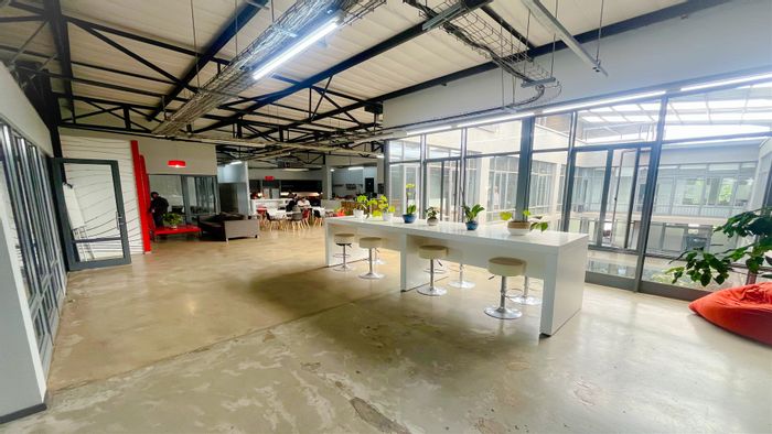 Office To Rent in Greenside: 170 m² with reception, boardroom, kitchen, parking.