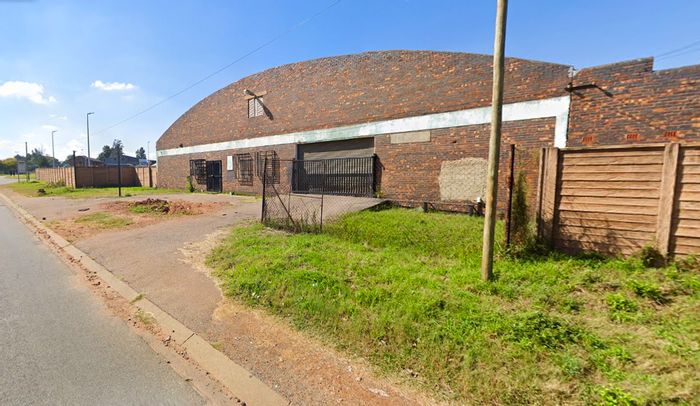 Industrial warehouse in Clayville to rent, secure park, office space, easy access.