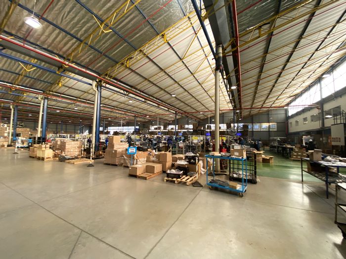 Industrial warehouse in Clayville to rent, no load shedding, prime location.