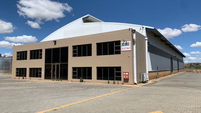 Industrial warehouse to rent in Elandshaven with office, dock levellers, and yard.