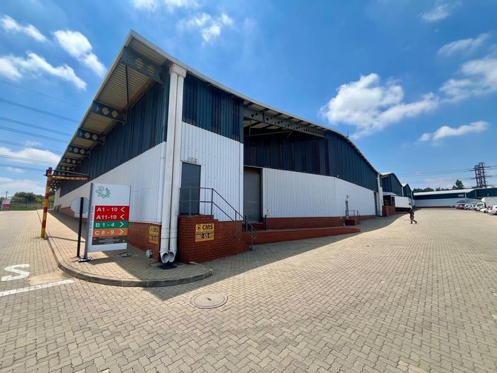 Industrial warehouse to rent in Meadowdale with office space and secure access.