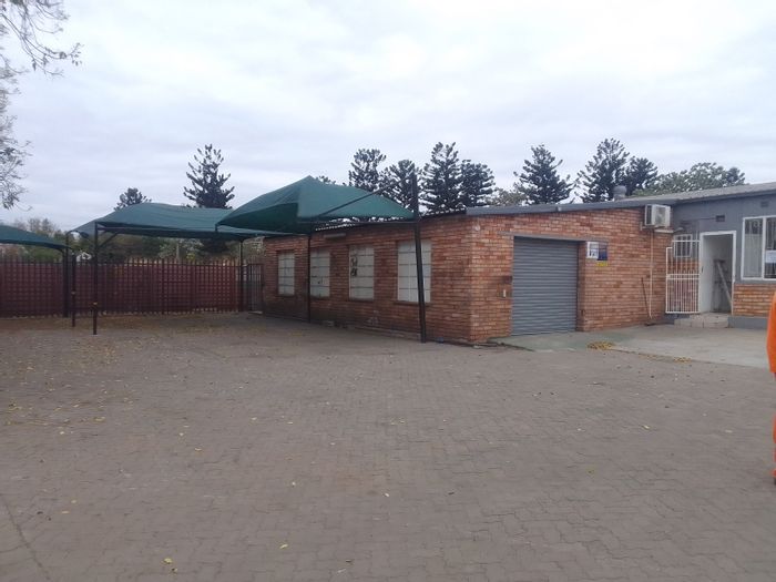 Industrial property in Oos Einde to rent: flexible space, parking, and staff amenities.