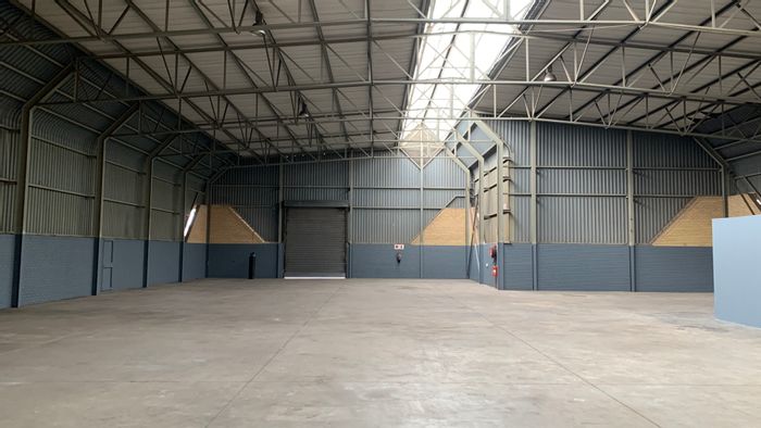 Industrial warehouse to rent in Spartan: 1093 sqm, 3-phase power, yard access.