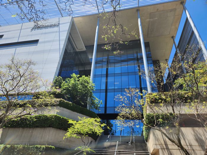 Premium office space to rent in Rosebank with parking, meeting rooms, and amenities.