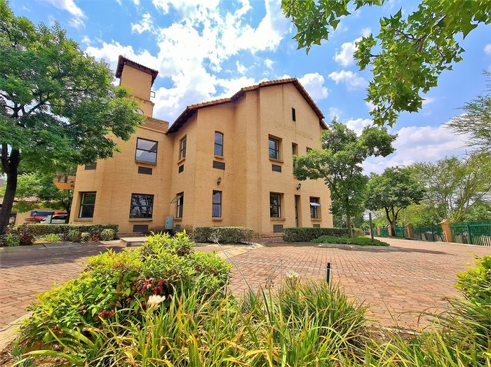 Fourways Office To Rent: Fibre Ready, Plug and Play, Generator, Balconies Available.