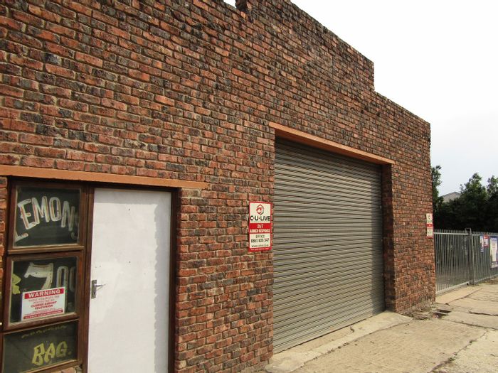 Retail property for sale in Humansdorp Central with workshop and garden flat.