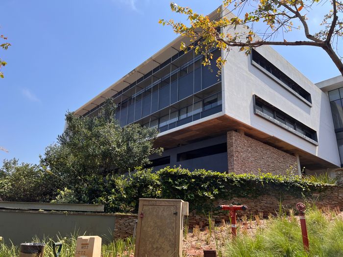 Prime office space to rent in secure Umhlanga Ridgeside, close to amenities.