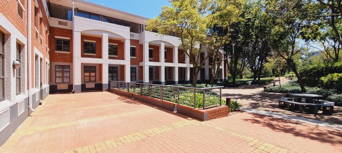 Woodmead Office To Rent: Communal patio, kitchen, fibre, Gautrain shuttle, lifestyle centre.