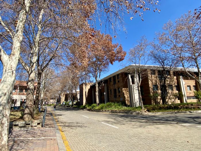 Randjespark Office To Rent: Spacious unit with meeting rooms, kitchen, and incentives.