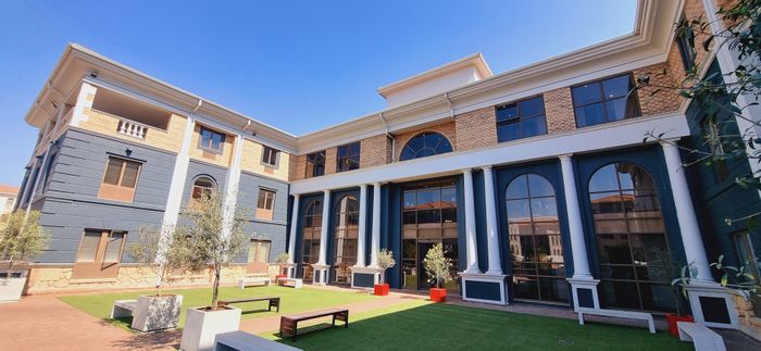 Office To Rent in Edenburg: Open plan, courtyard, auditorium, generator, backup water.